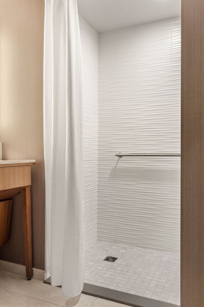 Room, 2 Queen Beds, Non Smoking (Mobility Accessible, Roll-In Shower)