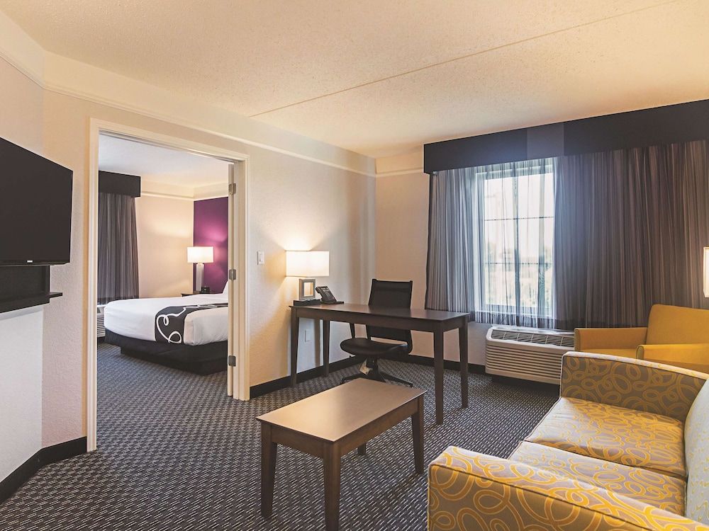 Deluxe Suite, 1 King Bed, Non Smoking, Courtyard View