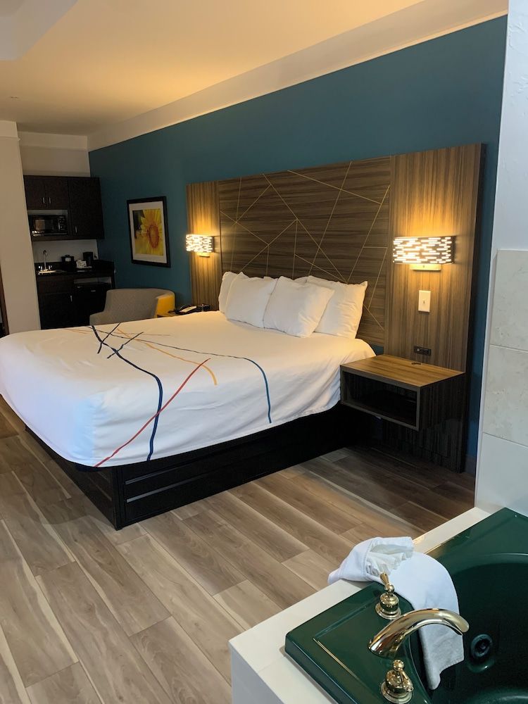 1 King Bed, Mobility Accessible Presidential Suite, Bathtub w/ Grab Bars, Non-Smoking