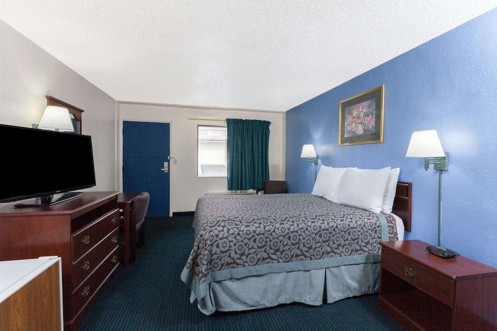 Standard Room, 1 Queen Bed