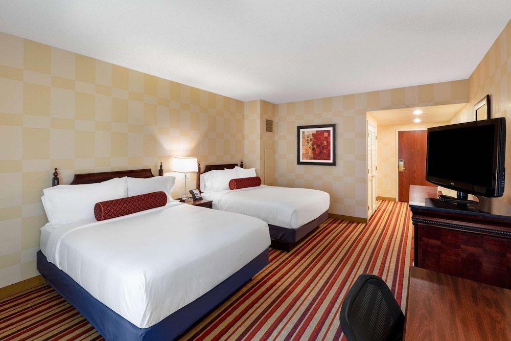 Deluxe Room, 2 Queen Beds, Non Smoking (Mobility/Hearing, Tub w/Grab Bars)