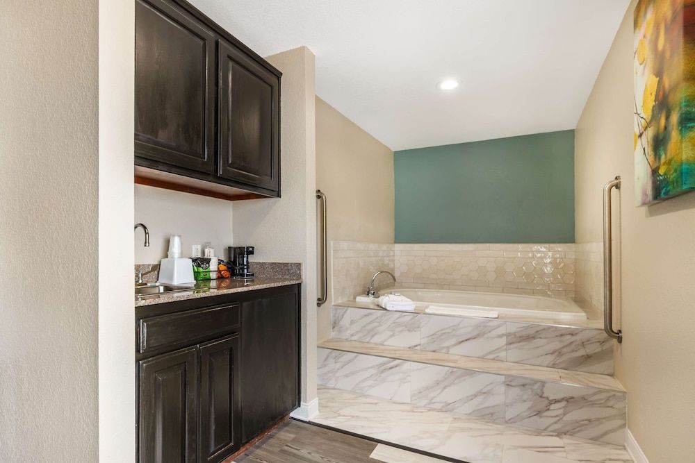 Suite, 1 King Bed, Non Smoking, Jetted Tub