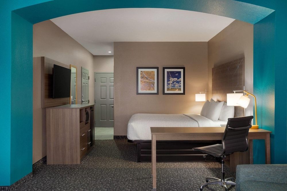 Deluxe Suite, 1 King Bed, Accessible, Non Smoking (Mobility/Hearing Impaired Accessible)