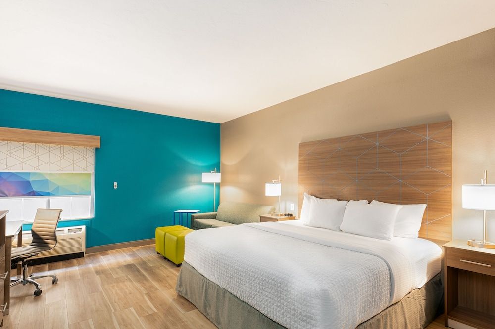 Deluxe Suite, 1 King Bed, Accessible, Non Smoking (Mobility/Hearing Impaired Accessible)
