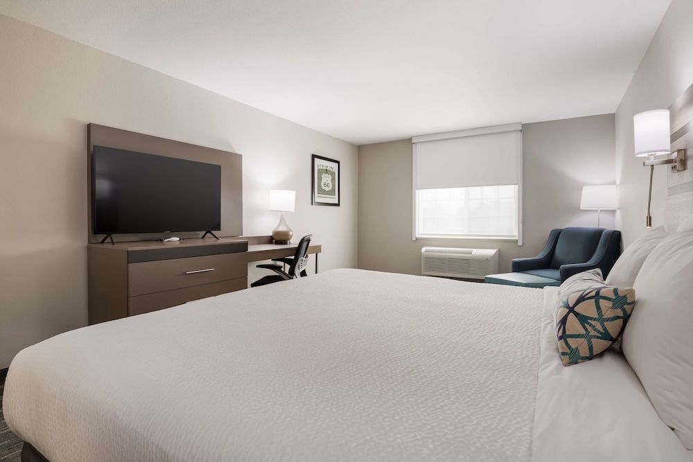 Best Western NSU Inn Standard Room, 1 King Bed, Non Smoking, Refrigerator & Microwave 2