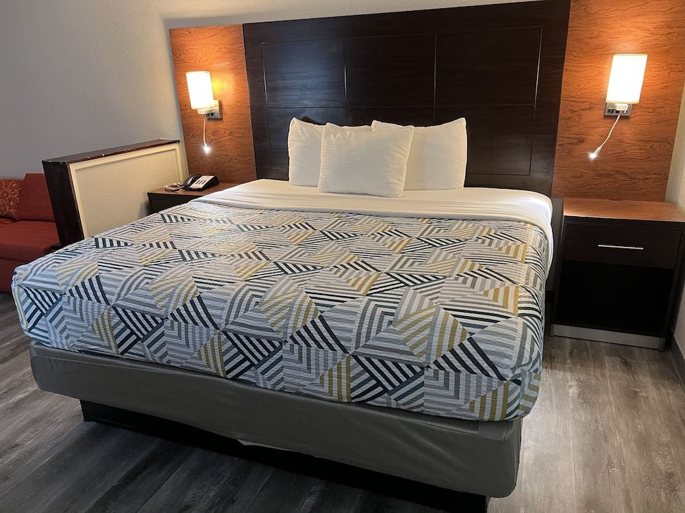 Deluxe Room, 1 King Bed, Non Smoking, Refrigerator & Microwave