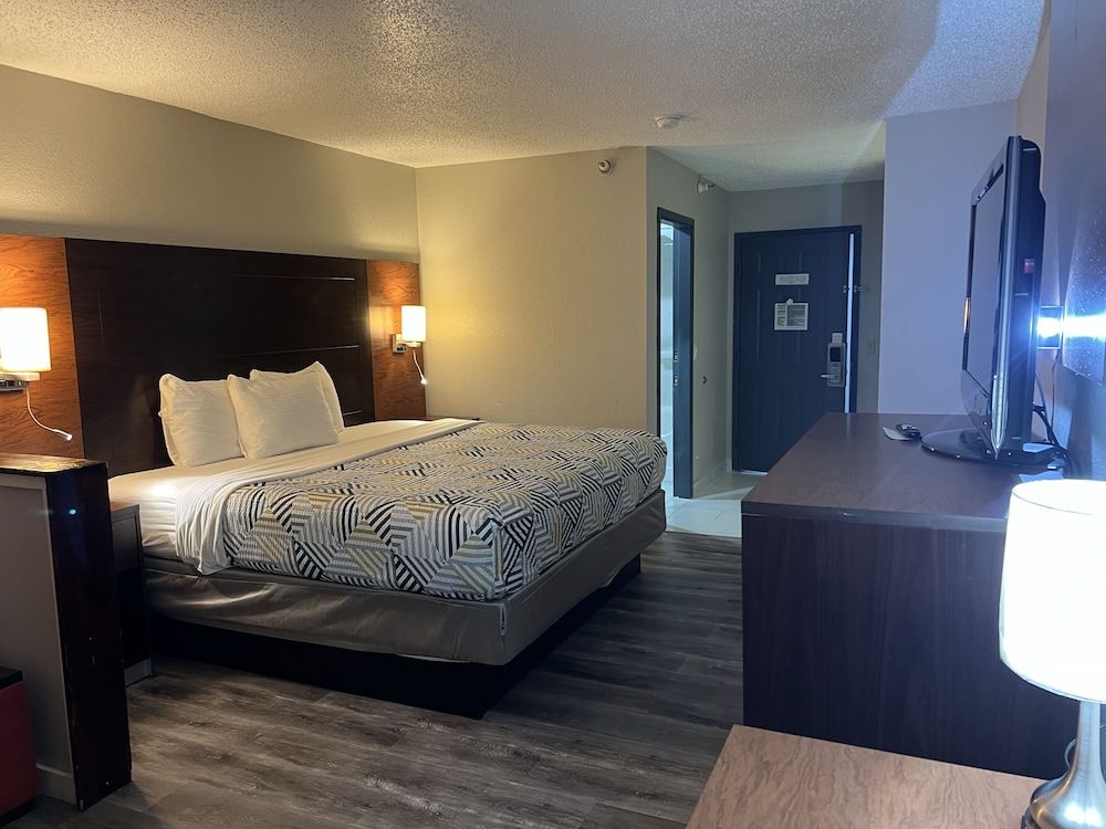 Deluxe Room, 1 King Bed, Non Smoking, Refrigerator & Microwave