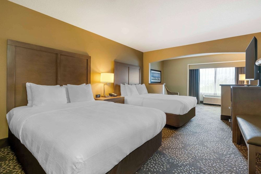 Suite, 2 Queen Beds, Non Smoking, River View (with Sofabed)