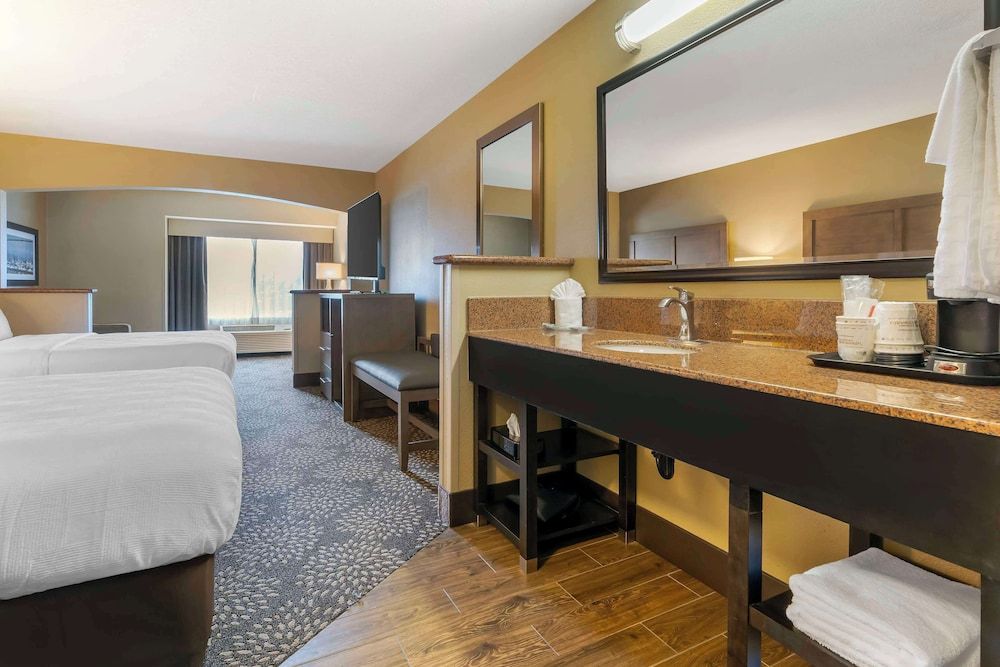 Suite, 2 Queen Beds, Non Smoking, River View (with Sofabed)