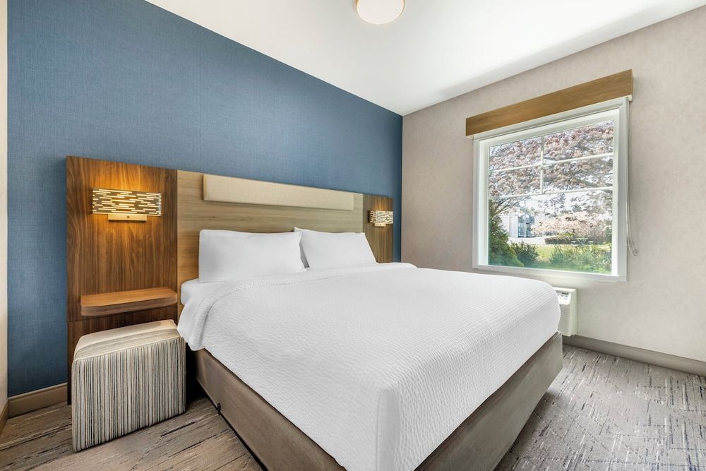 Suite, Multiple Beds, Corner