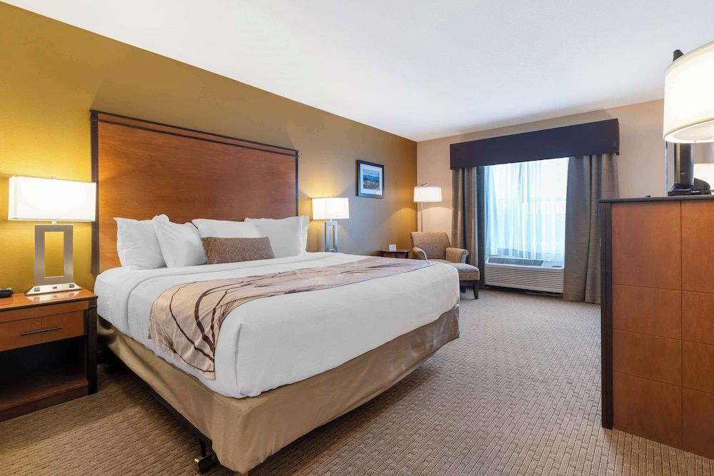 Best Western Bend North Standard Room, 1 King Bed, Non Smoking, Refrigerator & Microwave 3