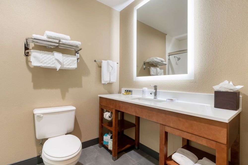 Best Western Bend North Standard Room, 2 Queen Beds, Refrigerator & Microwave, Mountain View 3