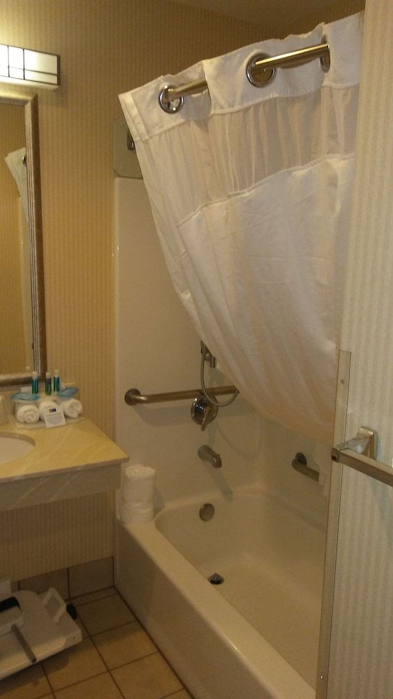 Best Western Bend North Standard Room, 1 King Bed, Accessible, Refrigerator & Microwave 3
