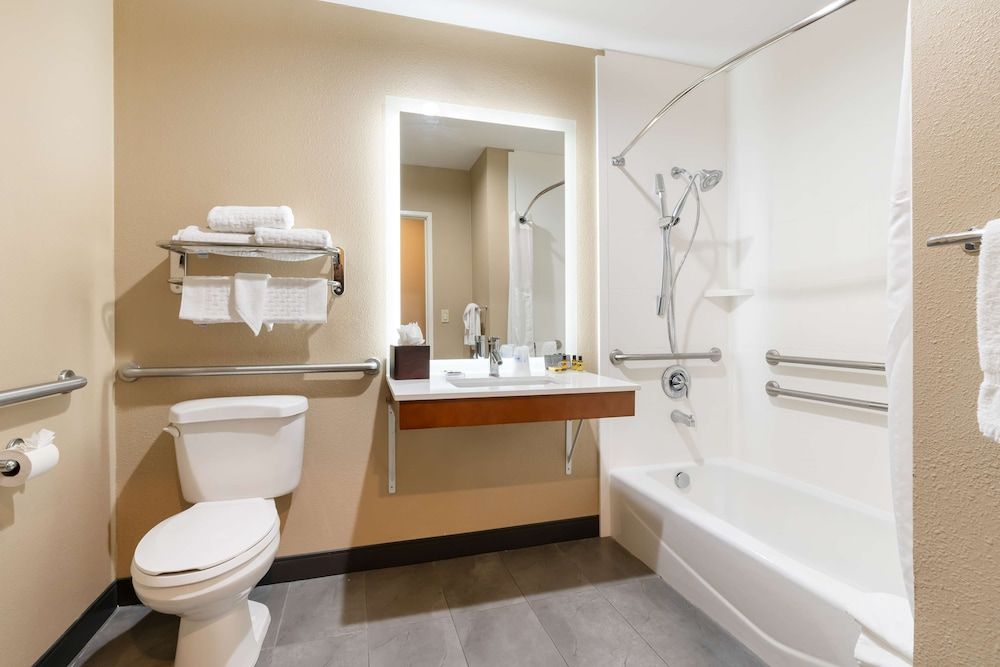 Best Western Bend North Standard Room, 1 King Bed, Accessible, Refrigerator & Microwave 4