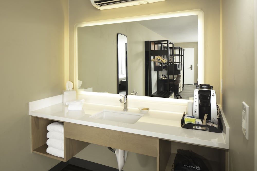 Waypoint Hotel Premium Room, 2 California King Beds, Accessible 5