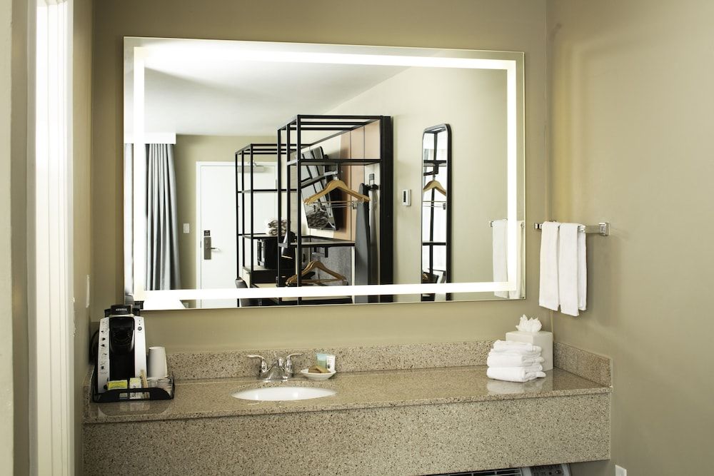 Waypoint Hotel Premium Room, 2 California King Beds, Accessible 4