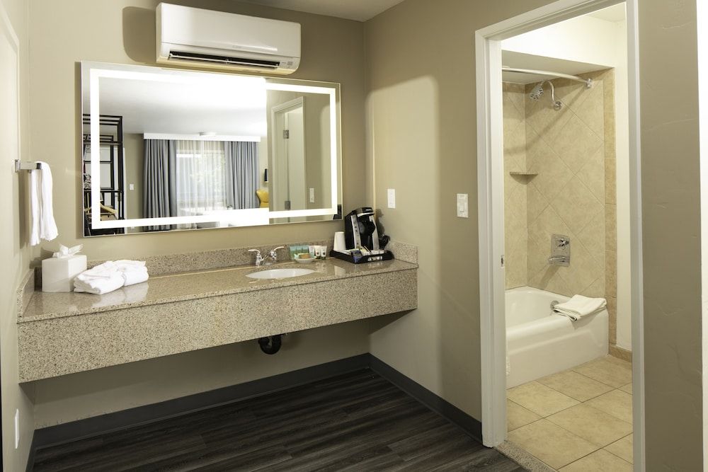 Waypoint Hotel Family Suite, Multiple Beds 3