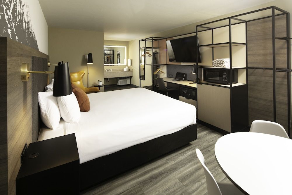 Waypoint Hotel Room, 1 California King Bed 2