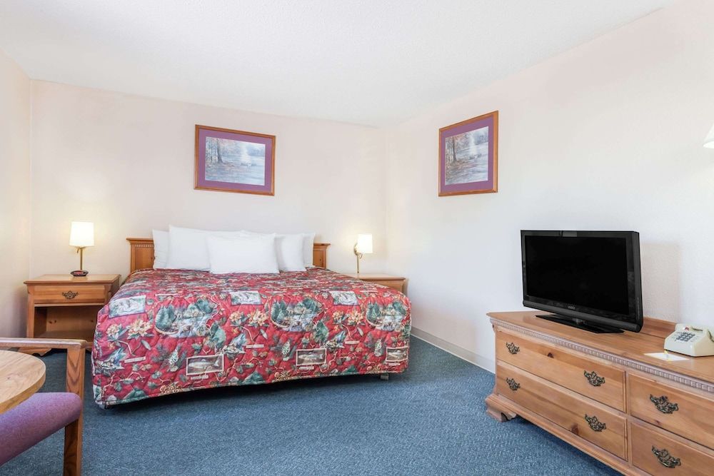 Standard Room, 1 King Bed