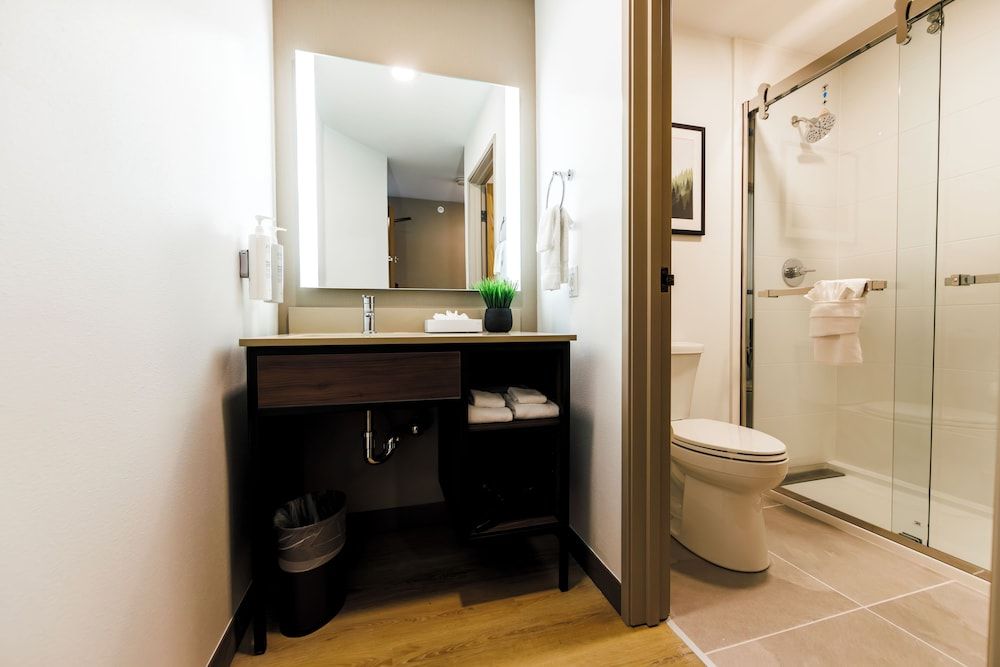 Monarch Hotel & Conference Center Suite, 1 Queen Bed 2