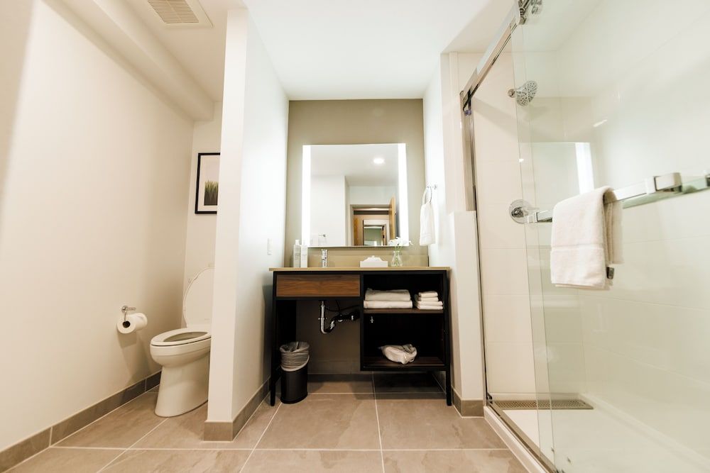 Monarch Hotel & Conference Center Suite, 1 Queen Bed