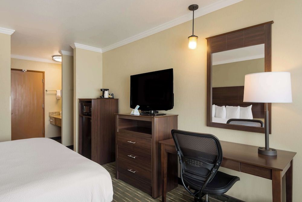 Best Western Holiday Hotel Standard Room, 1 King Bed, Non Smoking, Refrigerator & Microwave
