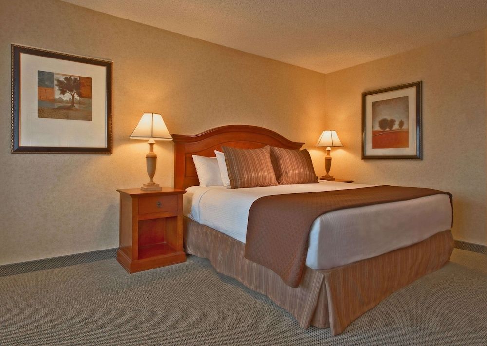 Red Lion Hotel Coos Bay Room, 1 King Bed with Sofa bed, Accessible 3