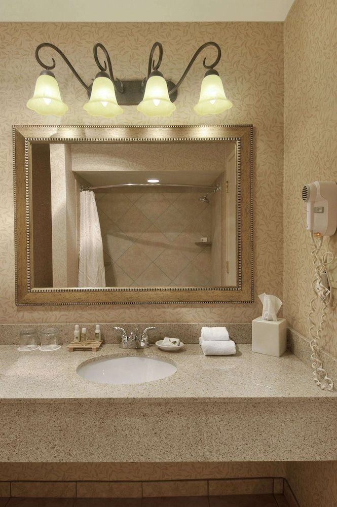 Red Lion Hotel Coos Bay Room, 1 King Bed with Sofa bed, Accessible 4