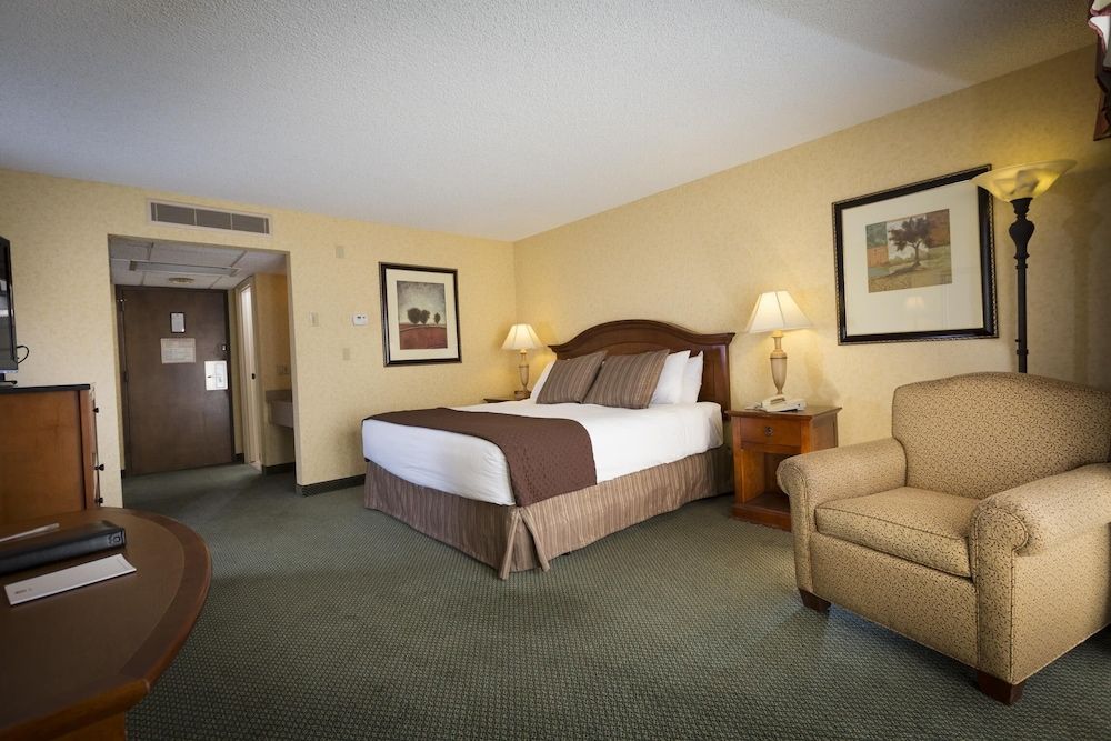 Red Lion Hotel Coos Bay Room, 1 King Bed with Sofa bed, Accessible