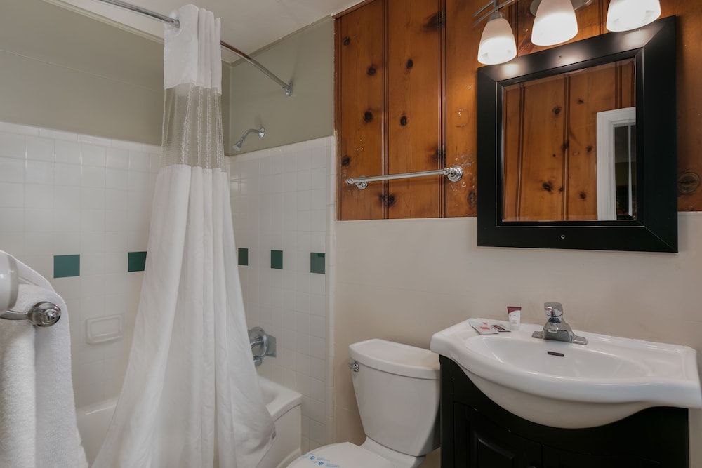 Courtesy Inn Eugene Downtown Room, 2 Queen Beds and Sofa Bed 7