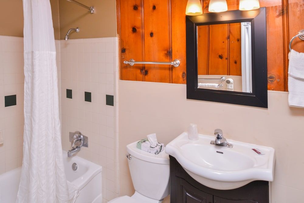 Courtesy Inn Eugene Downtown Room, 2 Queen Beds and Sofa Bed 5