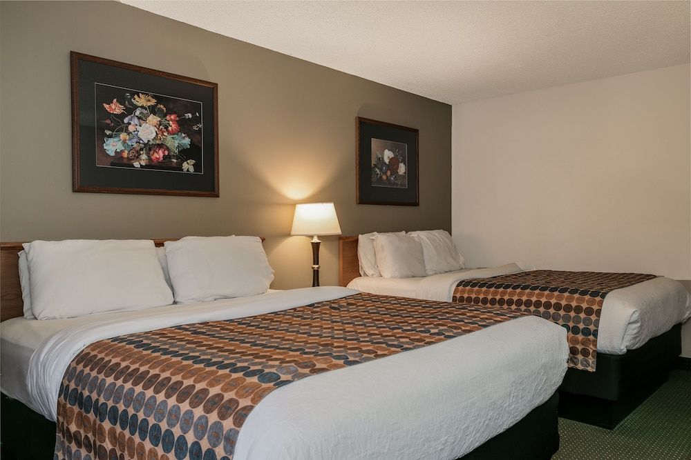 Courtesy Inn Eugene Downtown Deluxe Room, 1 King Bed 2