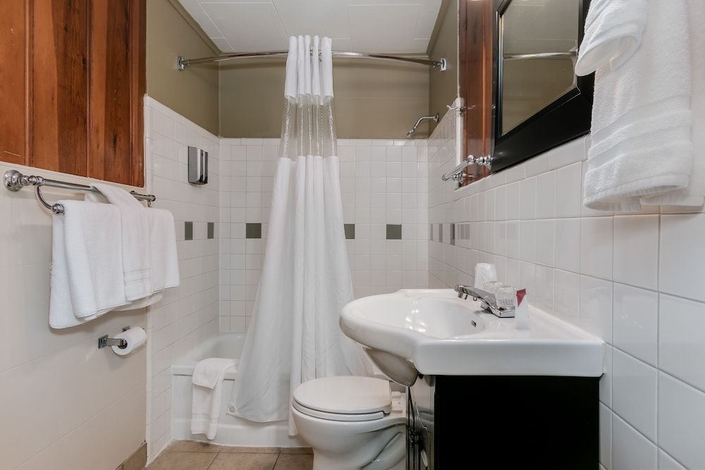 Courtesy Inn Eugene Downtown Room, 2 Queen Beds and Sofa Bed 6