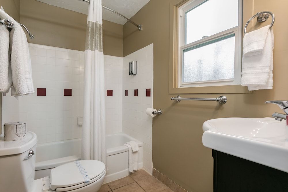 Courtesy Inn Eugene Downtown Room, 2 Queen Beds and Sofa Bed 8