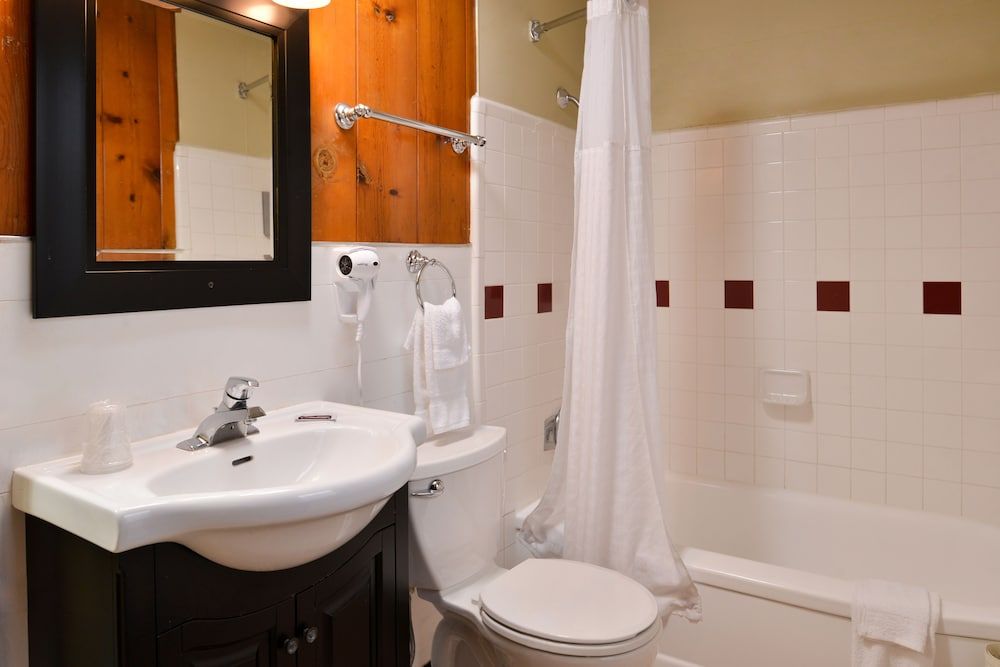 Courtesy Inn Eugene Downtown Room, 2 Queen Beds and Sofa Bed 4