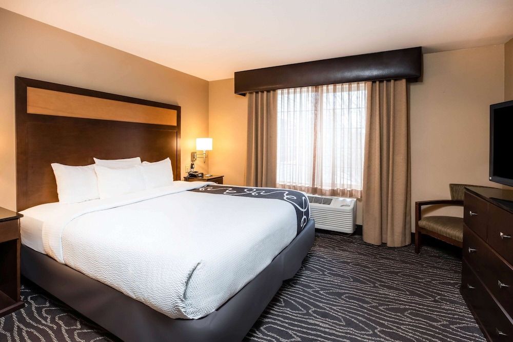 Deluxe Room, 1 King Bed, Non Smoking, River View