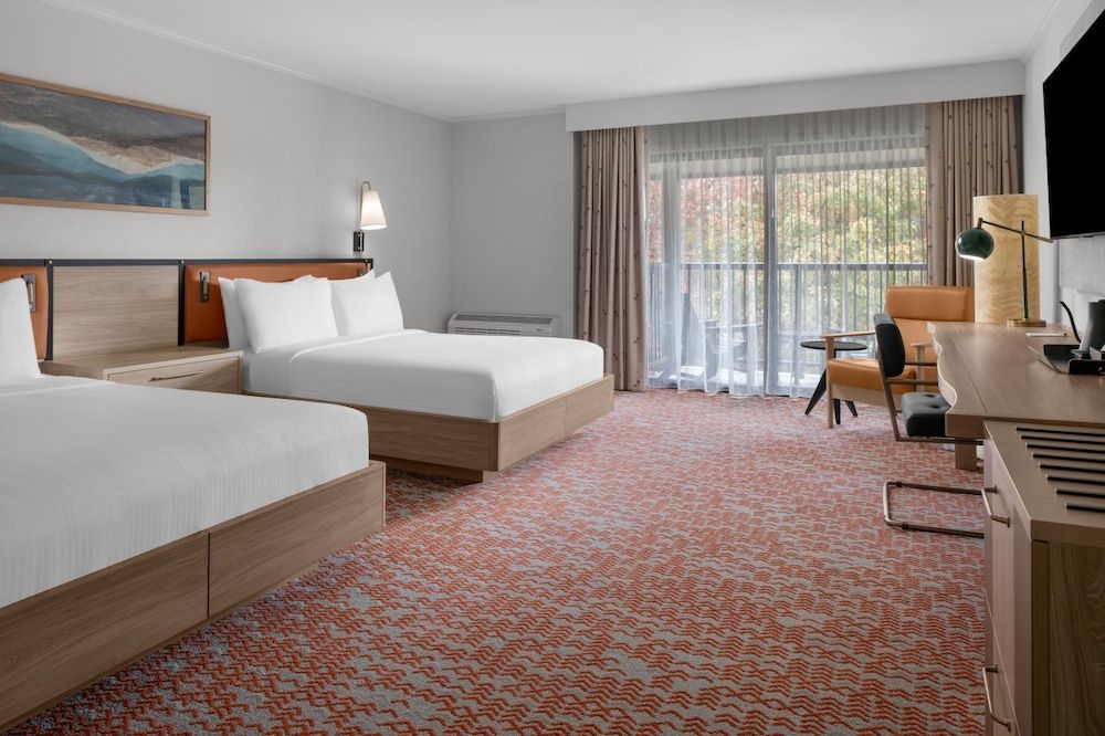 Valley River Inn Room, 2 Queen Beds, Pool View