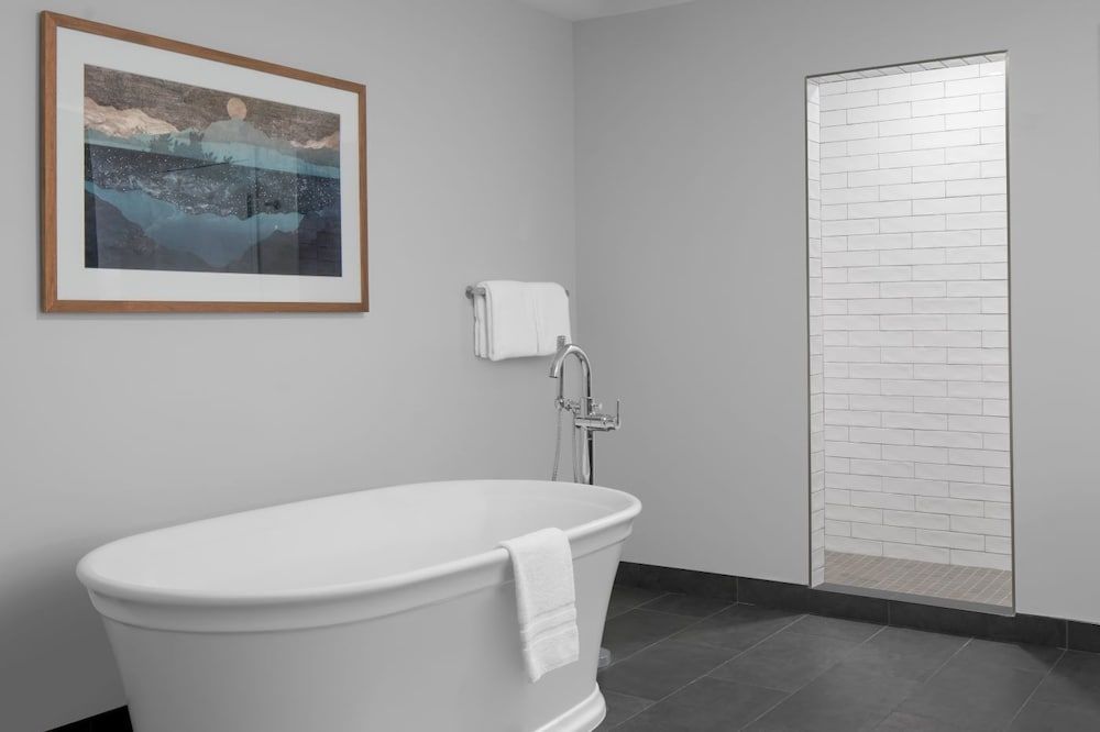 Valley River Inn Suite (Casanova) 3