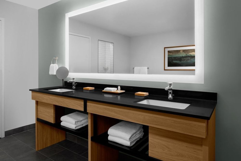 Valley River Inn Suite (Casanova) 4