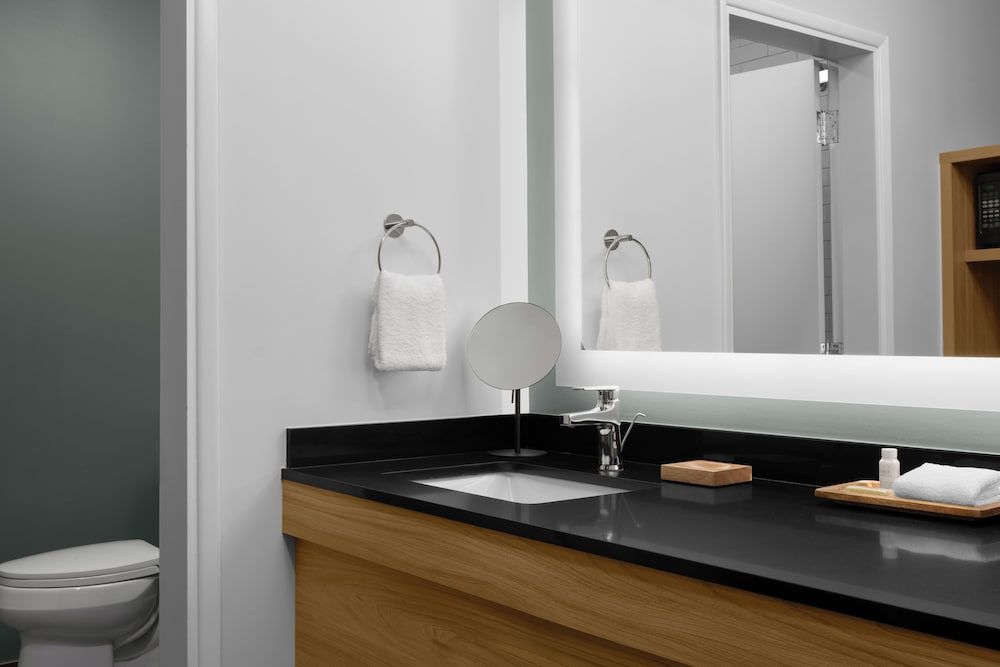 Valley River Inn Room, 2 Queen Beds, Pool View 2