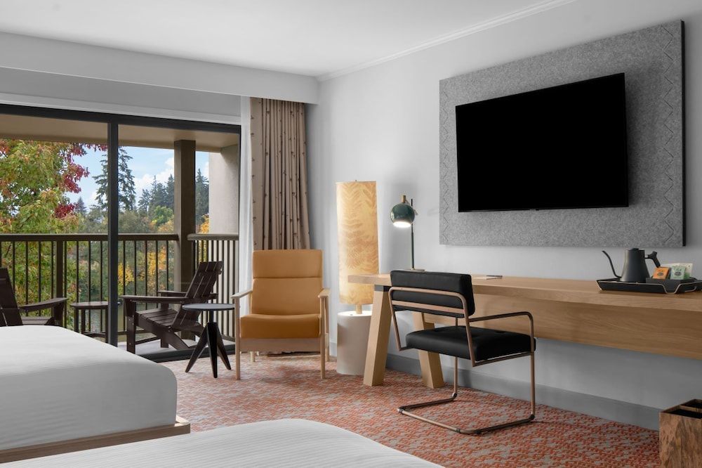 Valley River Inn Room, 2 Queen Beds, Pool View 4