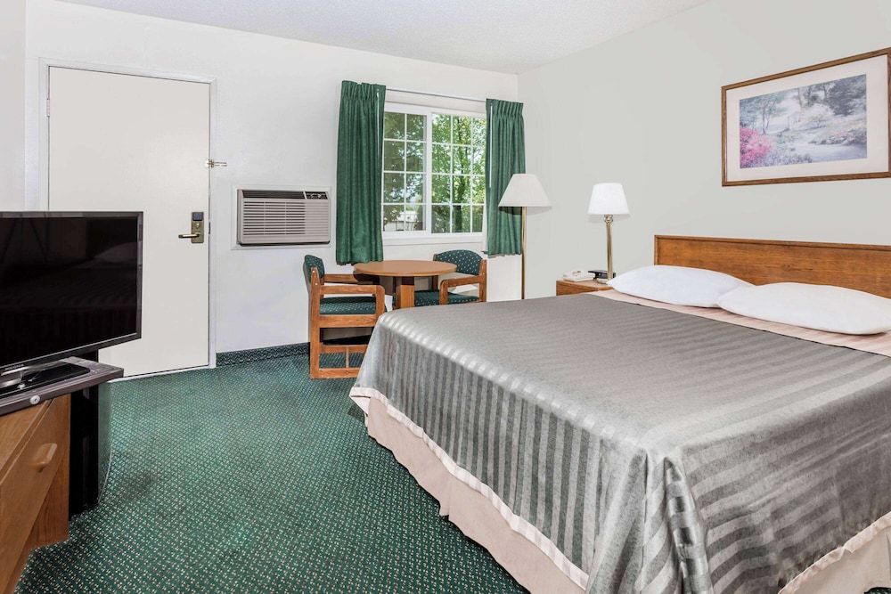 Standard Room, 1 Queen Bed