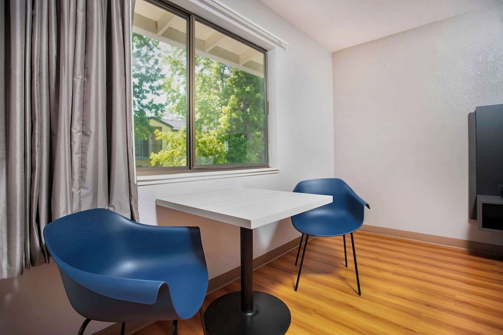 Motel 6 Gresham, OR - Portland Standard Room, 1 King Bed, Non Smoking 4