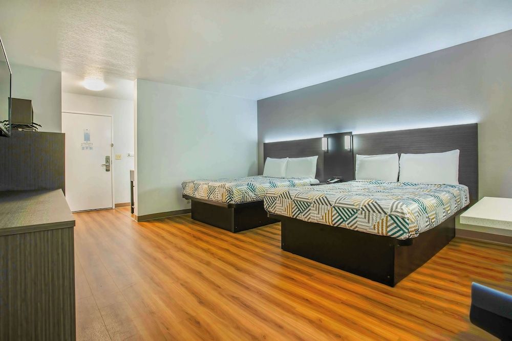 Motel 6 Gresham, OR - Portland Standard Room, 2 Queen Beds, Non Smoking 3