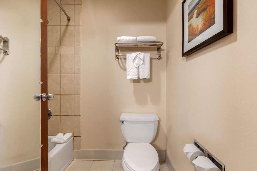 Best Western Plus Olympic Inn Standard Room, 1 King Bed, Accessible, Non Smoking (Bathtub) 5