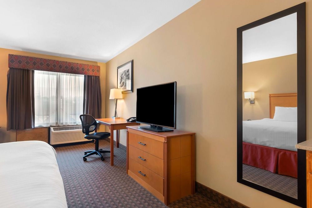 Best Western Plus Olympic Inn Standard Room, 1 King Bed, Accessible, Non Smoking (Bathtub) 2