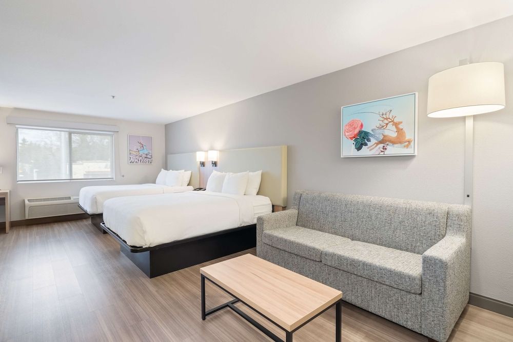 Best Western Lake Oswego/Portland Hotel & Suites Family Suite, Multiple Beds, Non Smoking, Refrigerator & Microwave 7