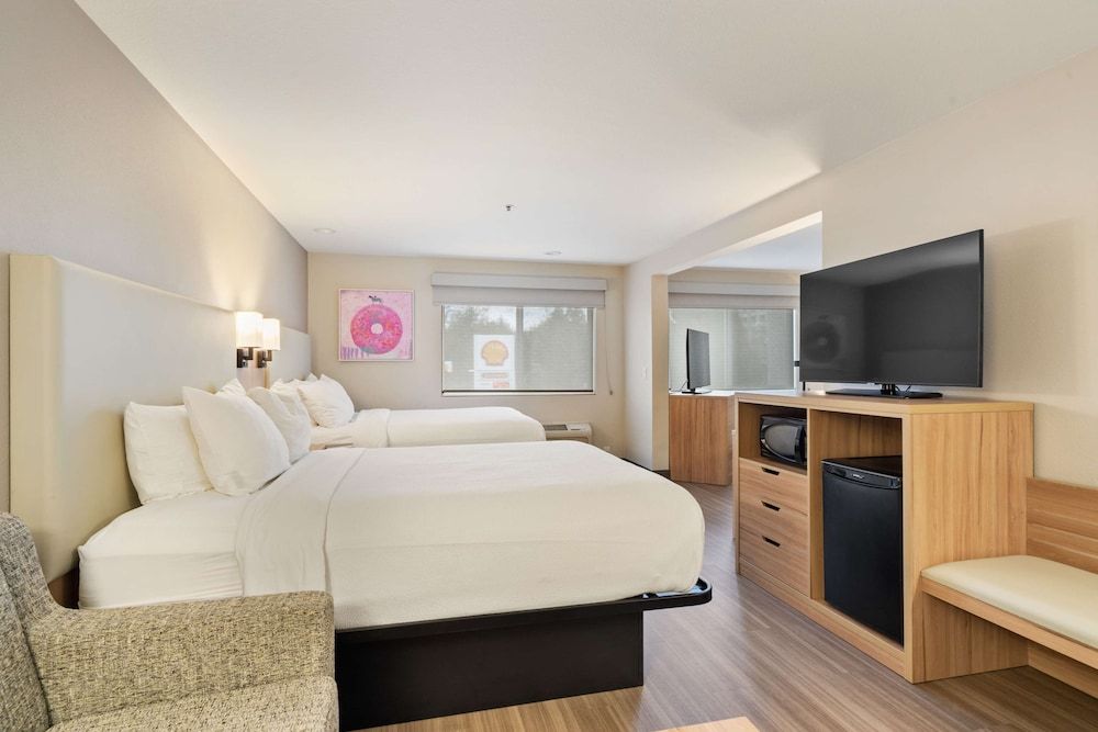 Best Western Lake Oswego/Portland Hotel & Suites Standard Room, 2 Queen Beds, Non Smoking, Refrigerator & Microwave 6