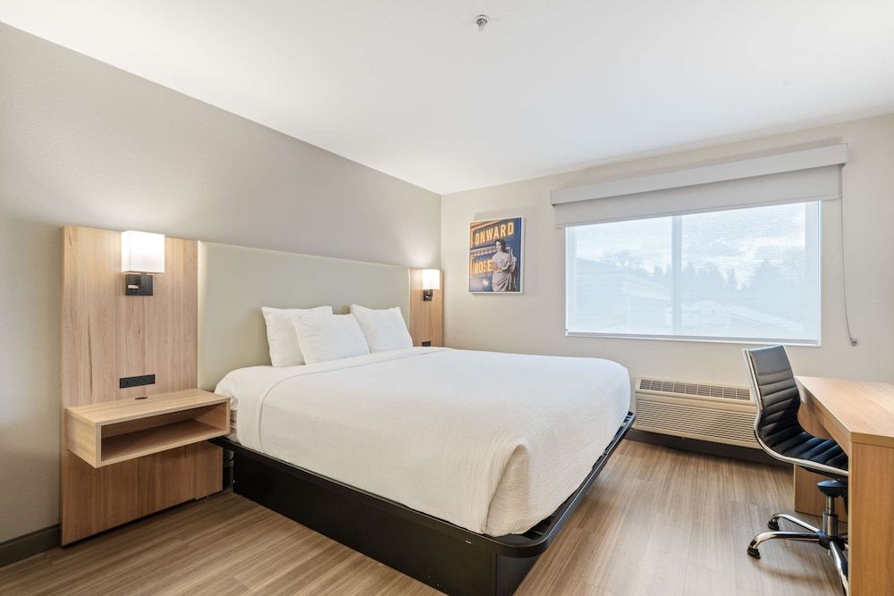 Best Western Lake Oswego/Portland Hotel & Suites Standard Room, 1 King Bed, Accessible, Refrigerator & Microwave 3