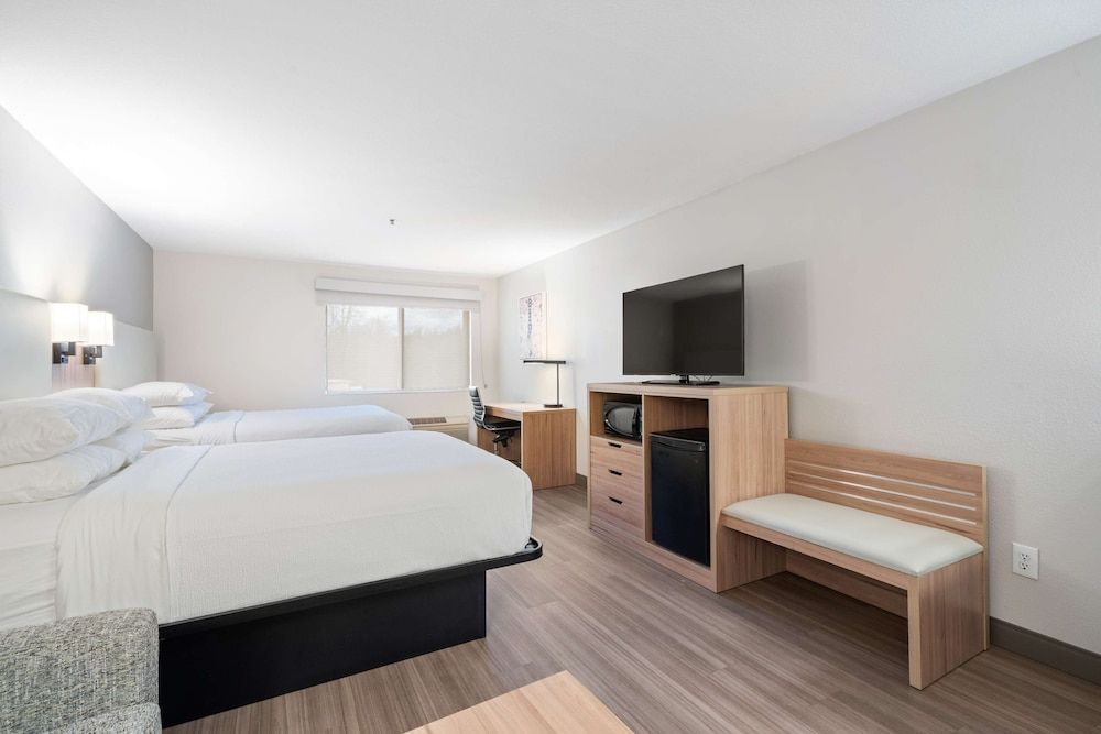 Best Western Lake Oswego/Portland Hotel & Suites Standard Room, 2 Queen Beds, Non Smoking, Refrigerator & Microwave 5